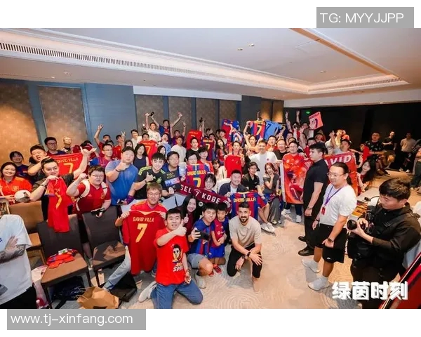 足球明星与粉丝亲密合影瞬间展现温暖互动与真挚情感